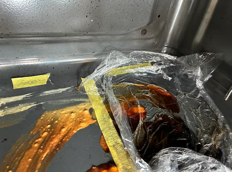 Backofenreiniger von MaxxiCLEAN wird mit Folie abgedeckt